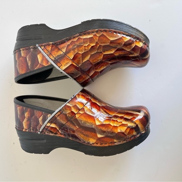 Dansko Professional Tiger Eye Reptile Print Metallic Patent Leather Clogs Sz 6.5 - Picture 4 of 8
